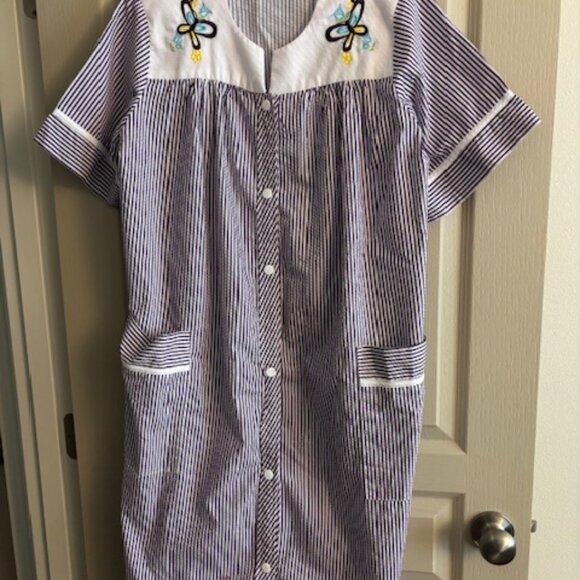 Easy Essentials Women's M Seersucker Lilac/White Snap Front Robe/Housedress 41" - Picture 1 of 7